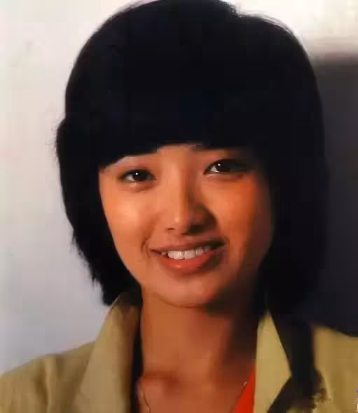 13歲出道！從私生女「逆襲成亞洲巨星」21歲為愛隱退　消失40年近照曝光「穿著樸素」笑容卻更美