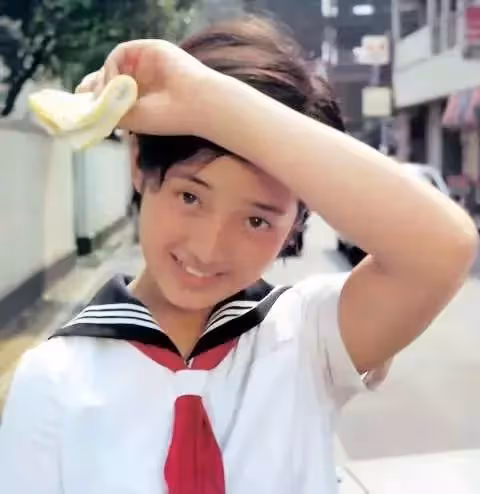 13歲出道！從私生女「逆襲成亞洲巨星」21歲為愛隱退　消失40年近照曝光「穿著樸素」笑容卻更美