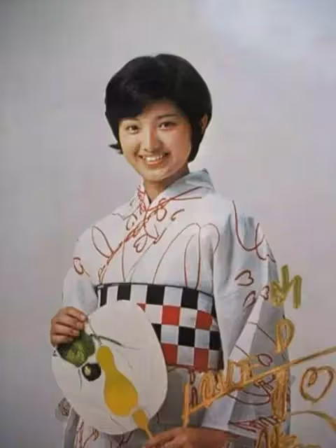 13歲出道！從私生女「逆襲成亞洲巨星」21歲為愛隱退　消失40年近照曝光「穿著樸素」笑容卻更美