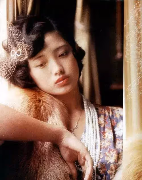 13歲出道！從私生女「逆襲成亞洲巨星」21歲為愛隱退　消失40年近照曝光「穿著樸素」笑容卻更美