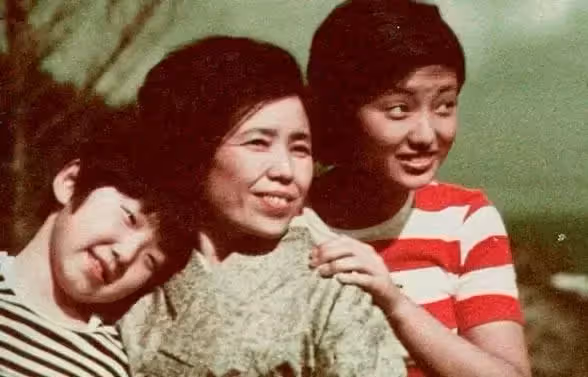 13歲出道！從私生女「逆襲成亞洲巨星」21歲為愛隱退　消失40年近照曝光「穿著樸素」笑容卻更美