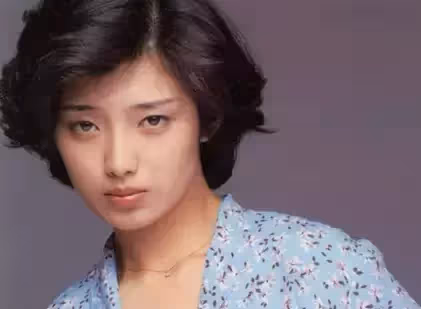 13歲出道！從私生女「逆襲成亞洲巨星」21歲為愛隱退　消失40年近照曝光「穿著樸素」笑容卻更美