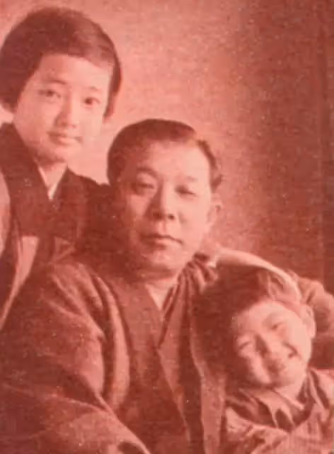 13歲出道！從私生女「逆襲成亞洲巨星」21歲為愛隱退　消失40年近照曝光「穿著樸素」笑容卻更美