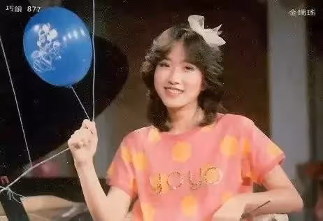 玉女偶像始祖金瑞瑤58歲近況曝光，身材窈窕風韻不減，一家齊做公益，做開明父母支持兒子愛好