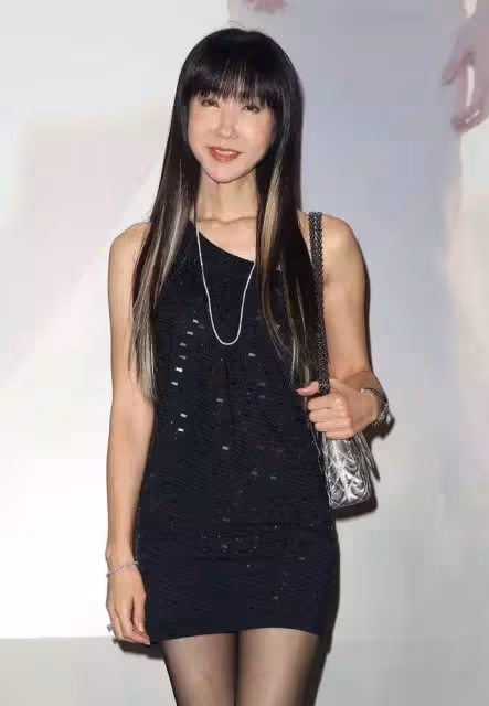 玉女偶像始祖金瑞瑤58歲近況曝光，身材窈窕風韻不減，一家齊做公益，做開明父母支持兒子愛好