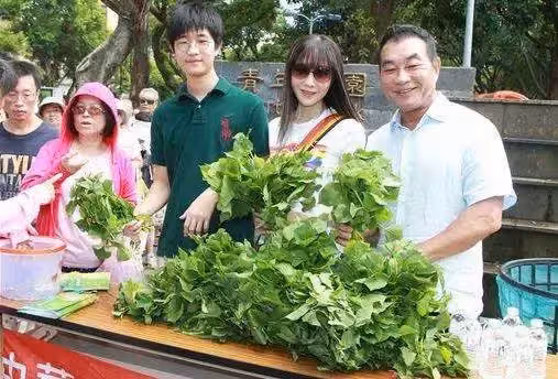 玉女偶像始祖金瑞瑤58歲近況曝光，身材窈窕風韻不減，一家齊做公益，做開明父母支持兒子愛好