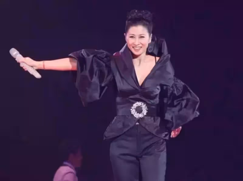 當年引狼入室，林子祥前妻嘆葉蒨文什麼都跟我比早看對眼，兒PO媽穿熱褲辣照，網讚完全不輸她
