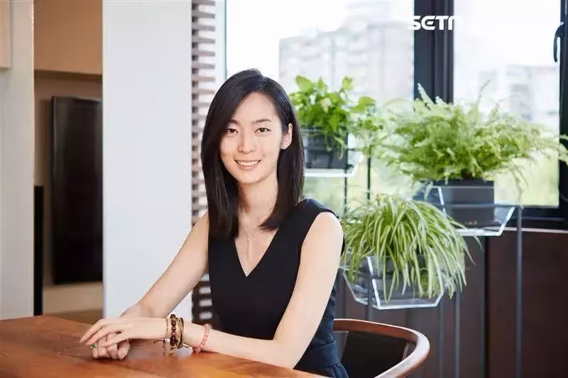 鄧麗君姪女曝光，笑憶【小時候不知她多紅】過年才見得到，穿姑姑舊衣現身，網讚：是一家人准沒錯！