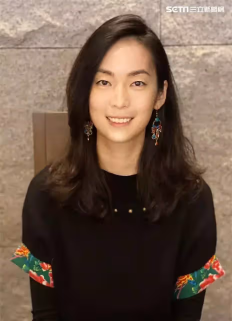 鄧麗君姪女曝光，笑憶【小時候不知她多紅】過年才見得到，穿姑姑舊衣現身，網讚：是一家人准沒錯！