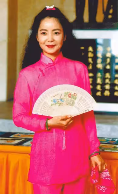 鄧麗君姪女曝光，笑憶【小時候不知她多紅】過年才見得到，穿姑姑舊衣現身，網讚：是一家人准沒錯！