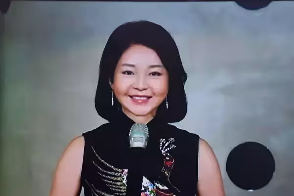 鄧麗君姪女曝光，笑憶【小時候不知她多紅】過年才見得到，穿姑姑舊衣現身，網讚：是一家人准沒錯！
