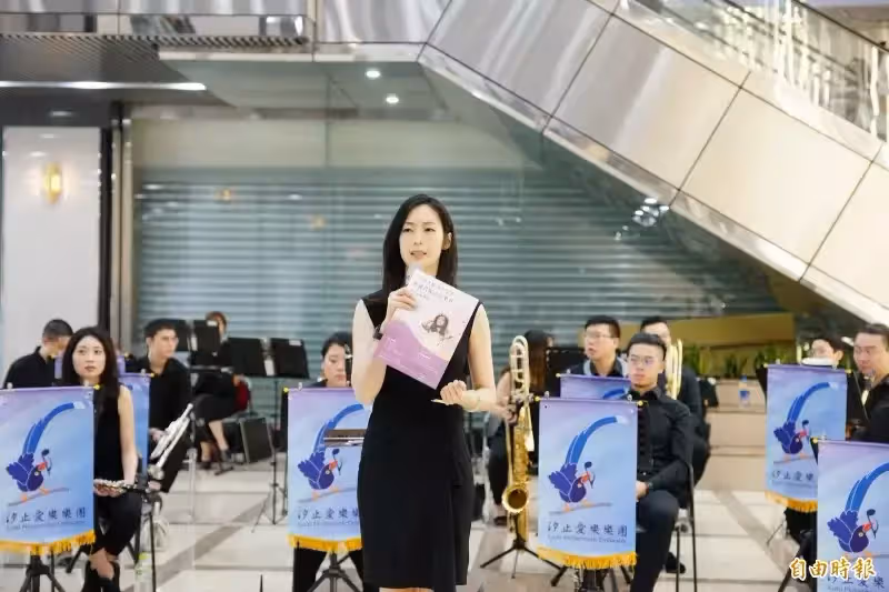 鄧麗君姪女曝光，笑憶【小時候不知她多紅】過年才見得到，穿姑姑舊衣現身，網讚：是一家人准沒錯！