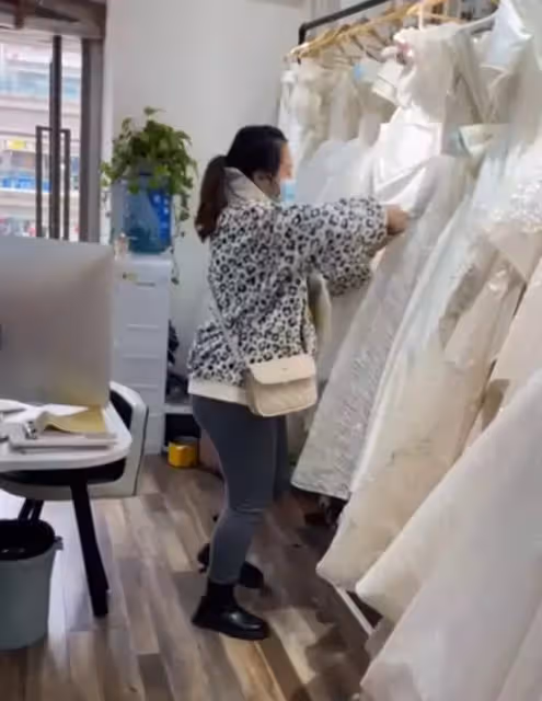 幾十萬我都賠得起!女子怒剪幾萬塊婚紗,店員一旁拍下全過程
