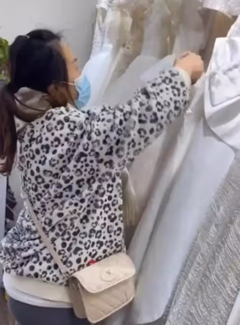 幾十萬我都賠得起!女子怒剪幾萬塊婚紗,店員一旁拍下全過程