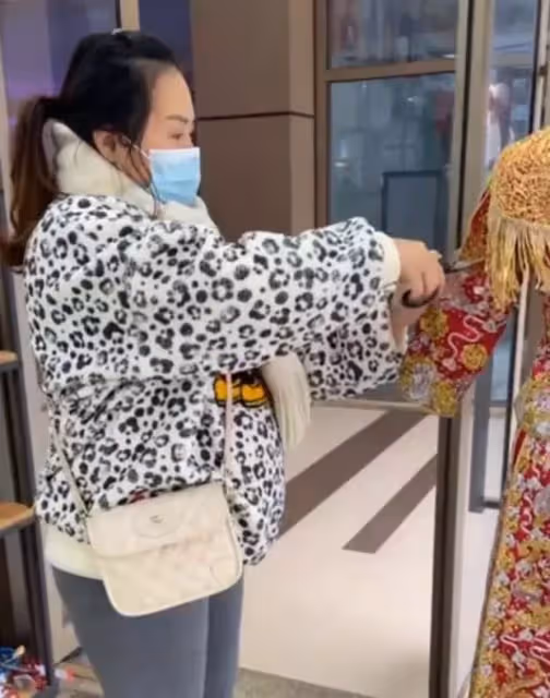 幾十萬我都賠得起!女子怒剪幾萬塊婚紗,店員一旁拍下全過程
