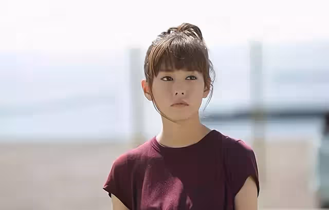 媽去世女兒執意遠嫁,婚禮上女兒對爸說:財產給堂弟,養老別找我