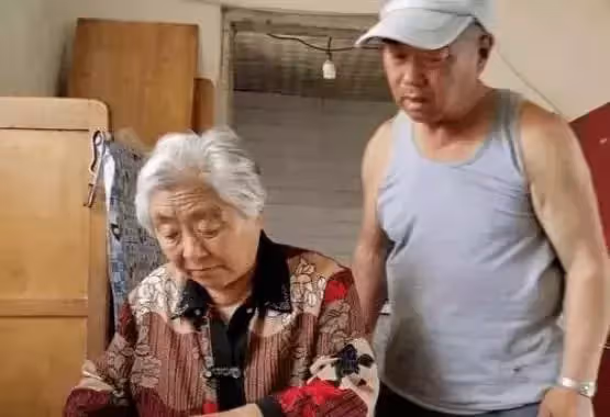 獨生女曹茜,父母借錢供出國,她卻失聯17年,父母去世也不願回來