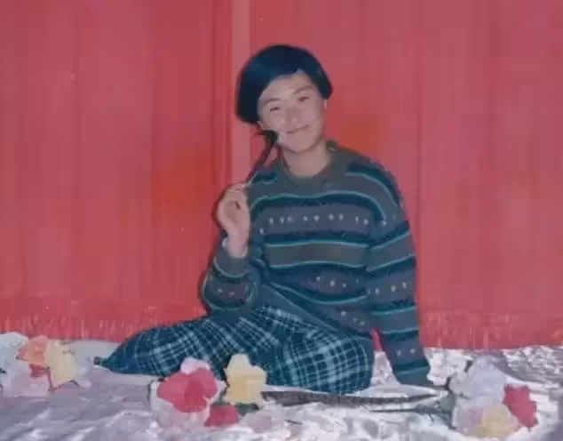 獨生女曹茜,父母借錢供出國,她卻失聯17年,父母去世也不願回來