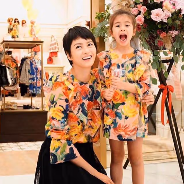 梁詠琪與洋老公開店賣童裝,7歲混血女兒當模特,五官精緻眼睛大