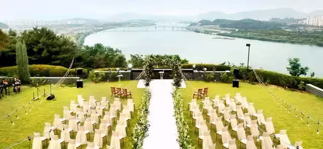 玄彬孫藝珍婚禮喜帖首度曝光,一名賓客收到後表示「很苦惱」