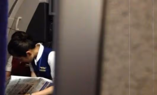 空姐老婆出軌了，在飛機廁所內和一個禿頂男人做那事