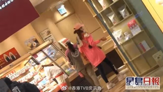 陳敏之被拍獨自購物！43歲一身Pink行街