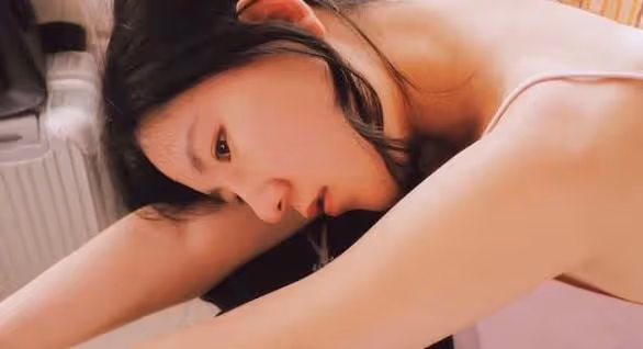 空姐老婆出軌了，在飛機廁所內和一個禿頂男人做那事