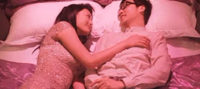 空姐老婆出軌了，在飛機廁所內和一個禿頂男人做那事