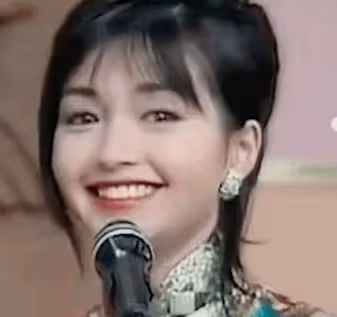 全球最美的Lisa,與最甜港姐撞臉?要說她的甜,和王冰冰不相上下