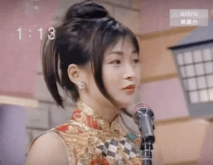 全球最美的Lisa,與最甜港姐撞臉?要說她的甜,和王冰冰不相上下