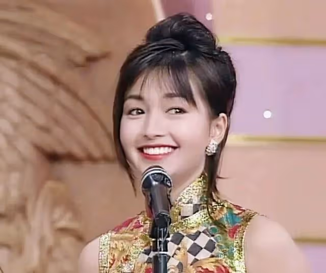 全球最美的Lisa,與最甜港姐撞臉?要說她的甜,和王冰冰不相上下