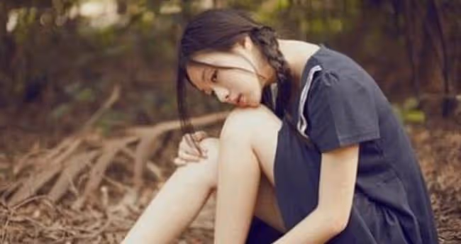 變態男對著春光乍泄的室友拍照，她腿劈著，裙子被掀開一半
