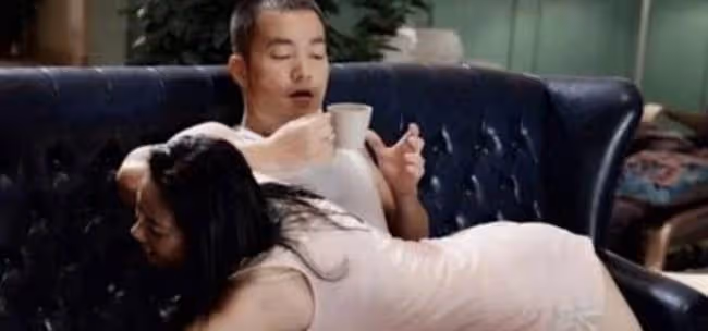 變態男對著春光乍泄的室友拍照，她腿劈著，裙子被掀開一半