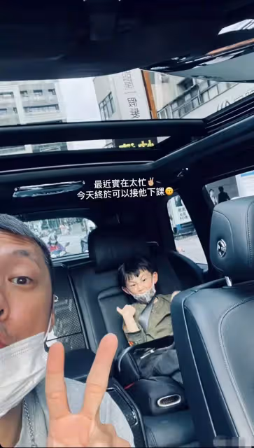 余文樂曬親子照!兩個寶寶太可愛,近千萬豪車引熱議,靠自創品牌獲利超3.36億