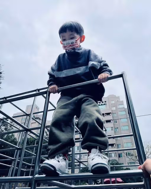 余文樂曬親子照!兩個寶寶太可愛,近千萬豪車引熱議,靠自創品牌獲利超3.36億