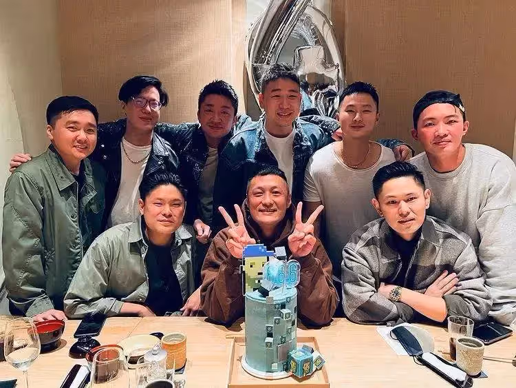 余文樂曬親子照!兩個寶寶太可愛,近千萬豪車引熱議,靠自創品牌獲利超3.36億
