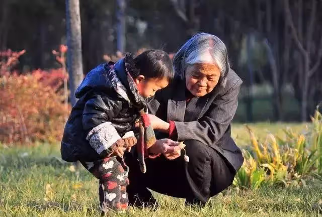 晚年不靠子女!68歲退休阿姨後悔自述:「存錢給自己養老」是我這輩子最蠢的決定