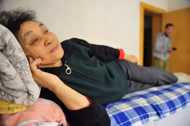 晚年不靠子女！68歲退休阿姨後悔自述：「存錢給自己養老」是我這輩子最蠢的決定