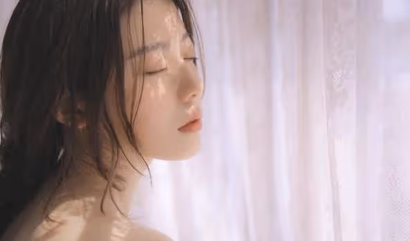 5周年紀念日，他纏著我乾柴烈火，他洗澡時我收到一個女人的微信