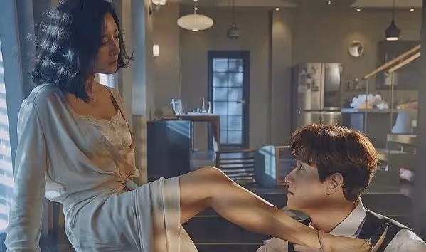 5周年紀念日，他纏著我乾柴烈火，他洗澡時我收到一個女人的微信