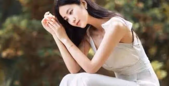 5周年紀念日，他纏著我乾柴烈火，他洗澡時我收到一個女人的微信