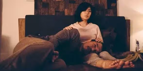老婆出軌我的老闆，監控下老闆動作嫻熟與她親吻，從前廳到臥室