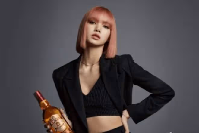 Lisa代言酒類廣告,涉嫌違反泰國法律,這不關lisa的事?