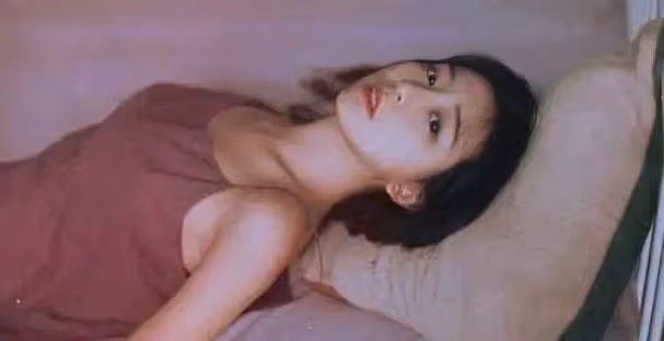 送陌生女人回家，在車裡她邊傾訴婚姻不幸，邊做嫵媚地動作勾引我