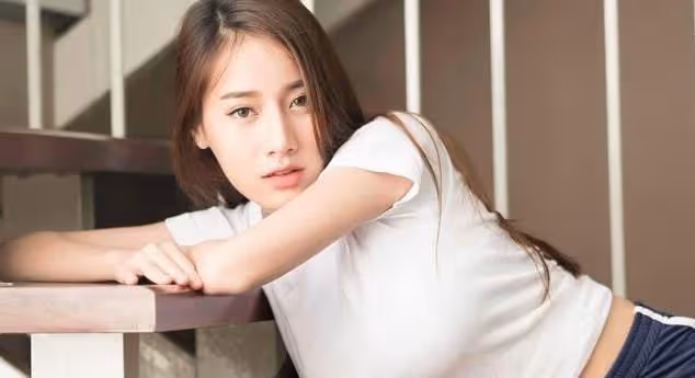送陌生女人回家，在車裡她邊傾訴婚姻不幸，邊做嫵媚地動作勾引我