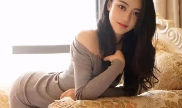 送陌生女人回家，在車裡她邊傾訴婚姻不幸，邊做嫵媚地動作勾引我