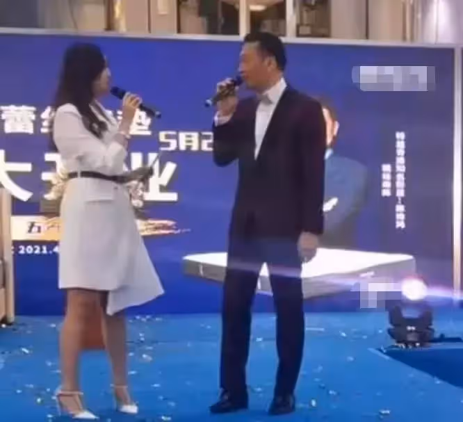 54歲影帝罕見露面，身材挺拔依舊帥氣，為自閉症兒子息影仍幸福