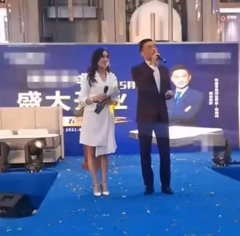54歲影帝罕見露面，身材挺拔依舊帥氣，為自閉症兒子息影仍幸福