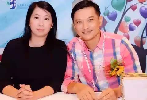 54歲影帝罕見露面，身材挺拔依舊帥氣，為自閉症兒子息影仍幸福