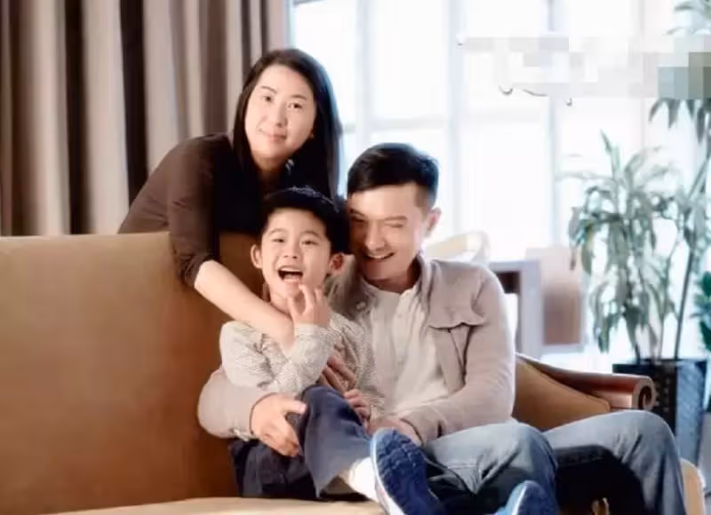 54歲影帝罕見露面，身材挺拔依舊帥氣，為自閉症兒子息影仍幸福